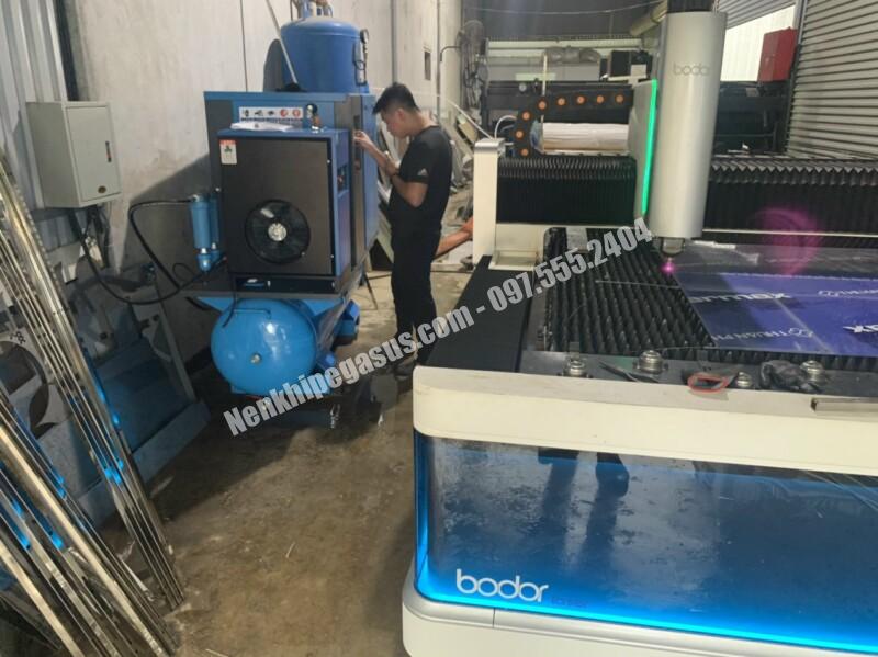Lắp máy nén khí trục vít cho khách ngày 06/01/2021